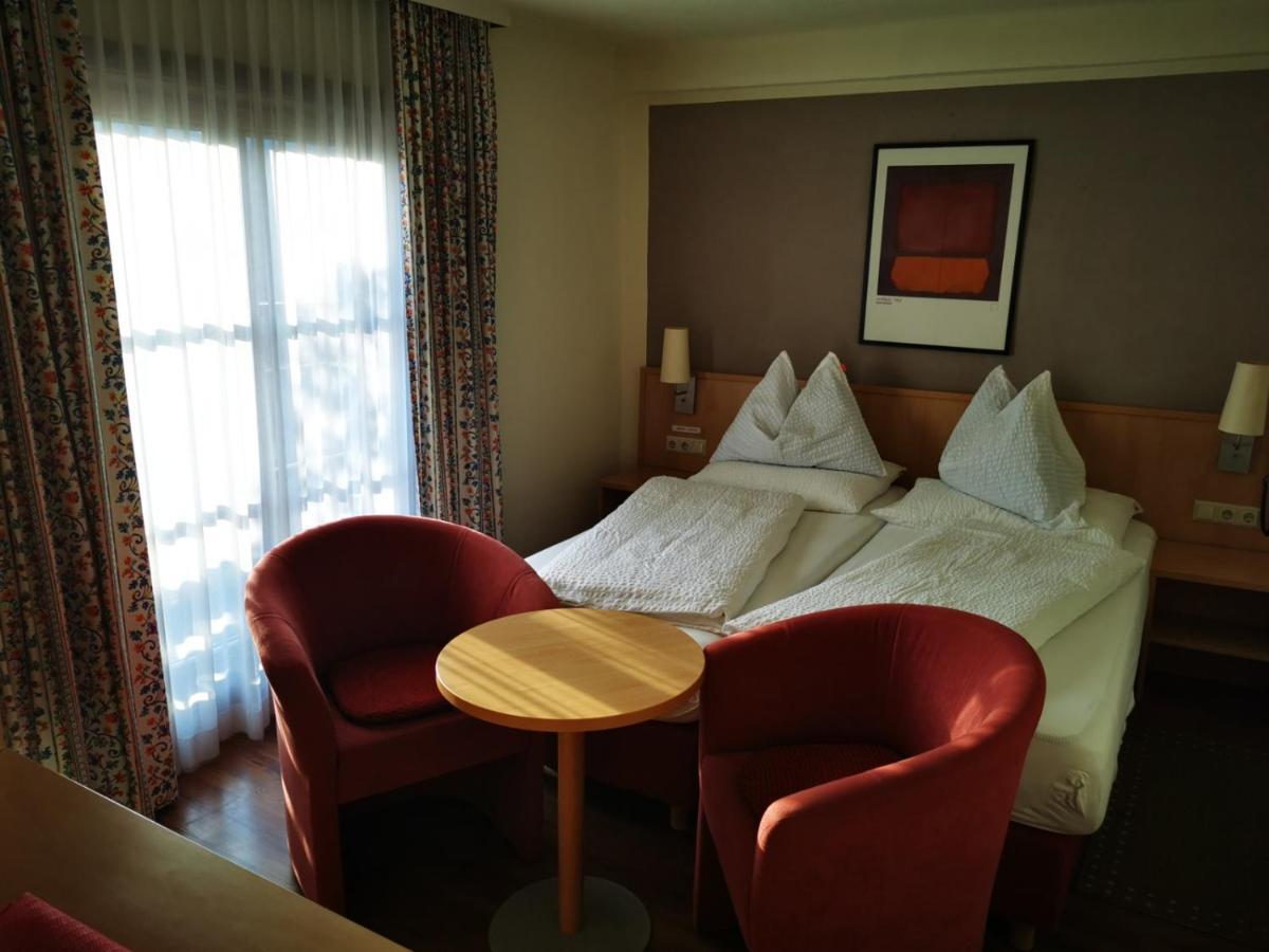 Hotel Alt Kirchheim Бад Клайнкирххайм Екстериор снимка