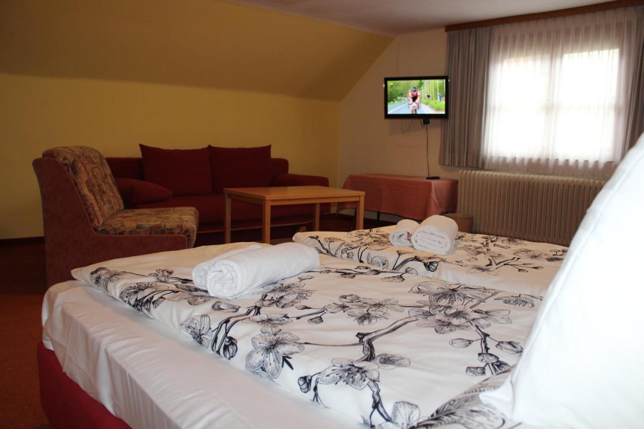 Hotel Alt Kirchheim Бад Клайнкирххайм Екстериор снимка