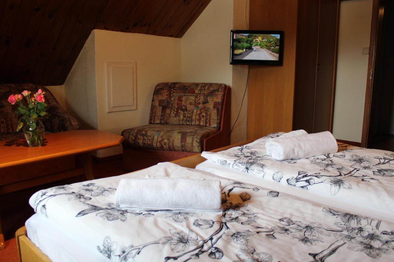 Hotel Alt Kirchheim Бад Клайнкирххайм Екстериор снимка