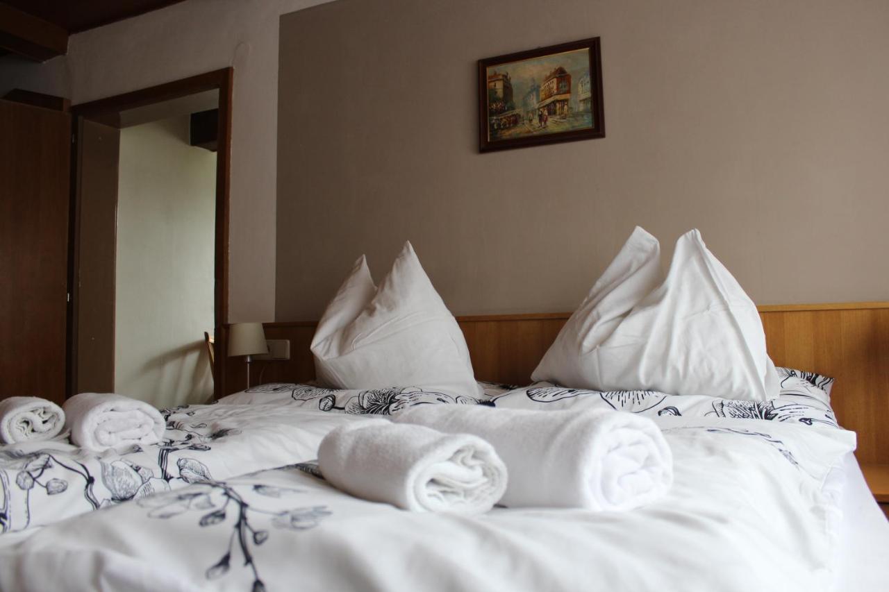 Hotel Alt Kirchheim Бад Клайнкирххайм Екстериор снимка