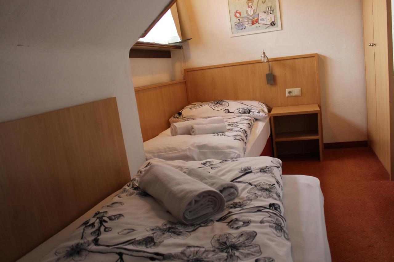 Hotel Alt Kirchheim Бад Клайнкирххайм Екстериор снимка