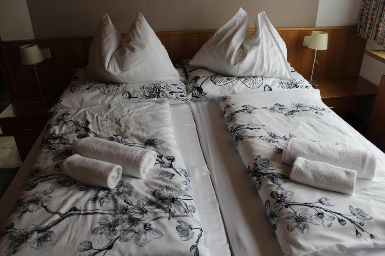 Hotel Alt Kirchheim Бад Клайнкирххайм Екстериор снимка
