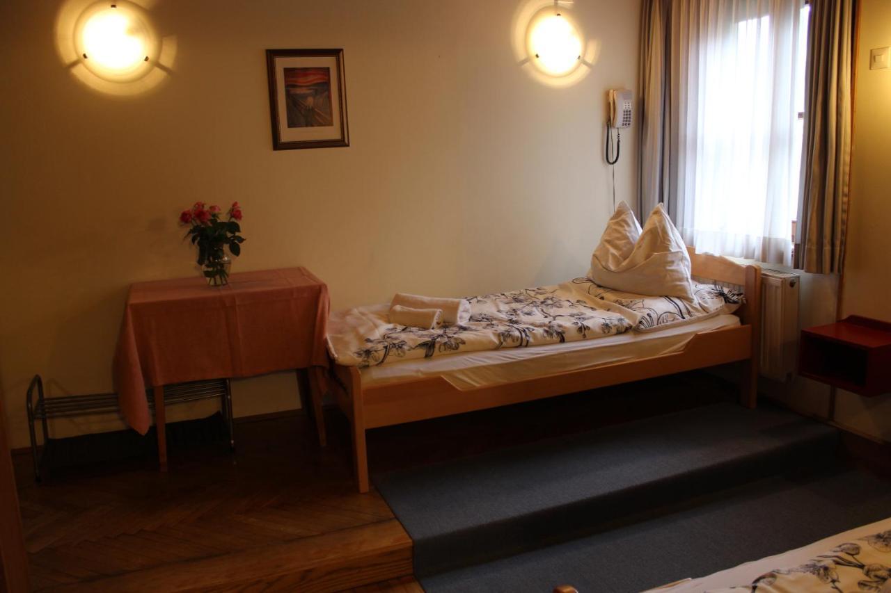 Hotel Alt Kirchheim Бад Клайнкирххайм Екстериор снимка