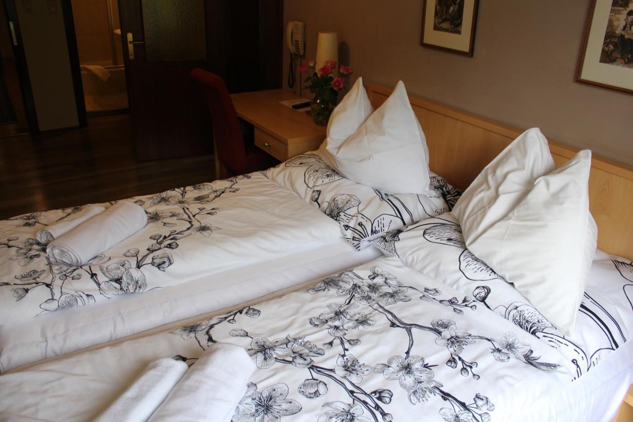Hotel Alt Kirchheim Бад Клайнкирххайм Екстериор снимка