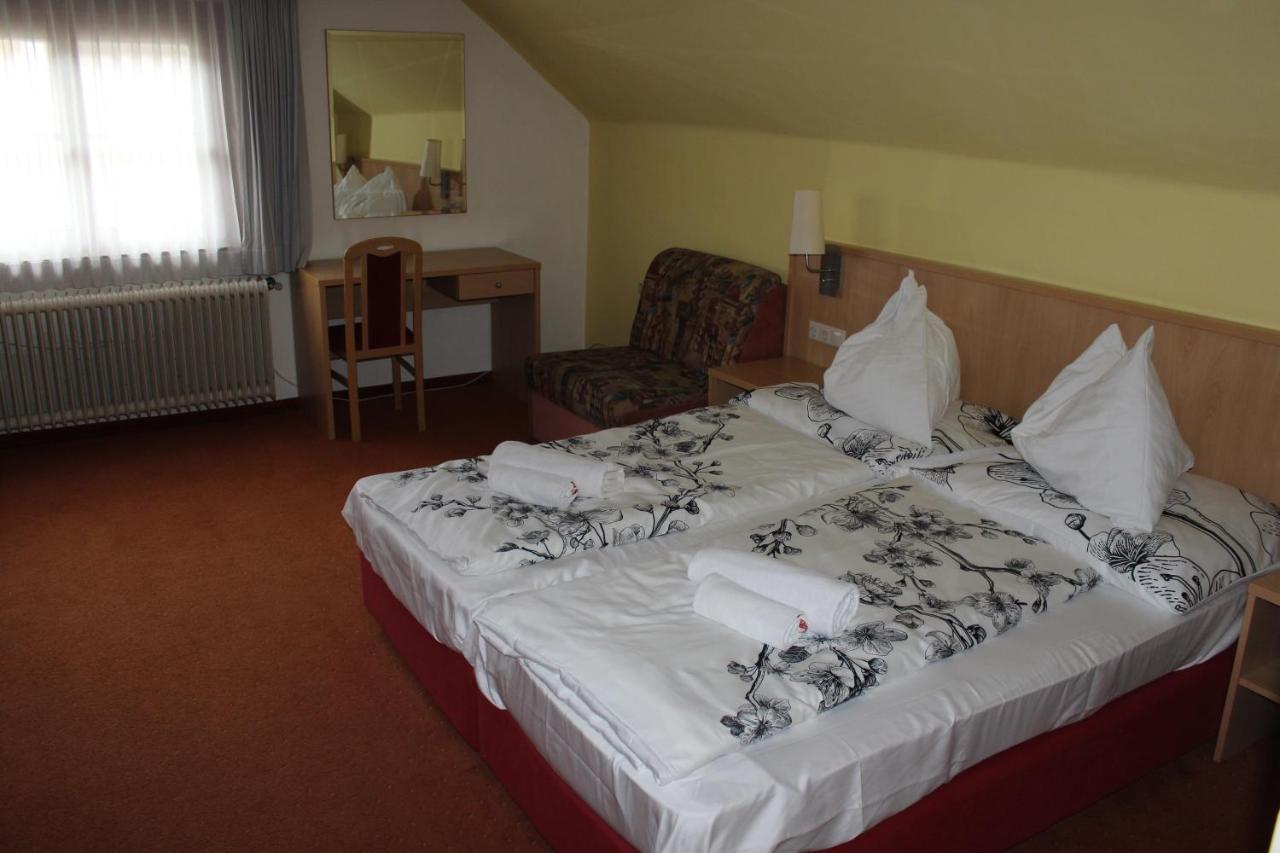 Hotel Alt Kirchheim Бад Клайнкирххайм Екстериор снимка