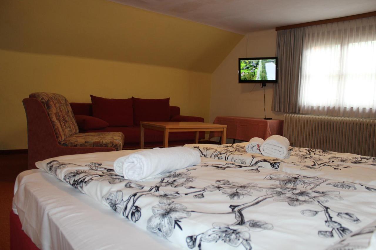Hotel Alt Kirchheim Бад Клайнкирххайм Екстериор снимка