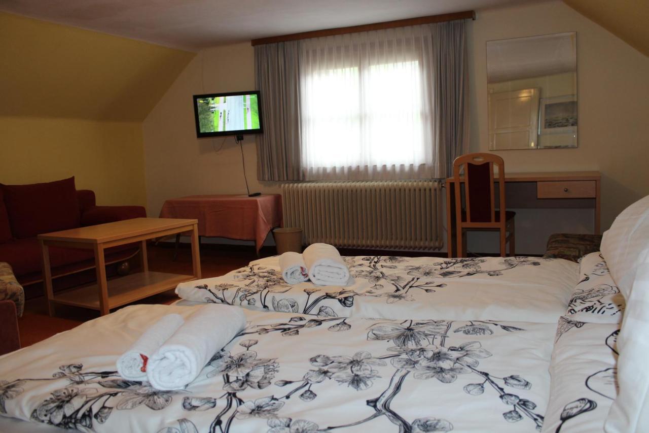 Hotel Alt Kirchheim Бад Клайнкирххайм Екстериор снимка