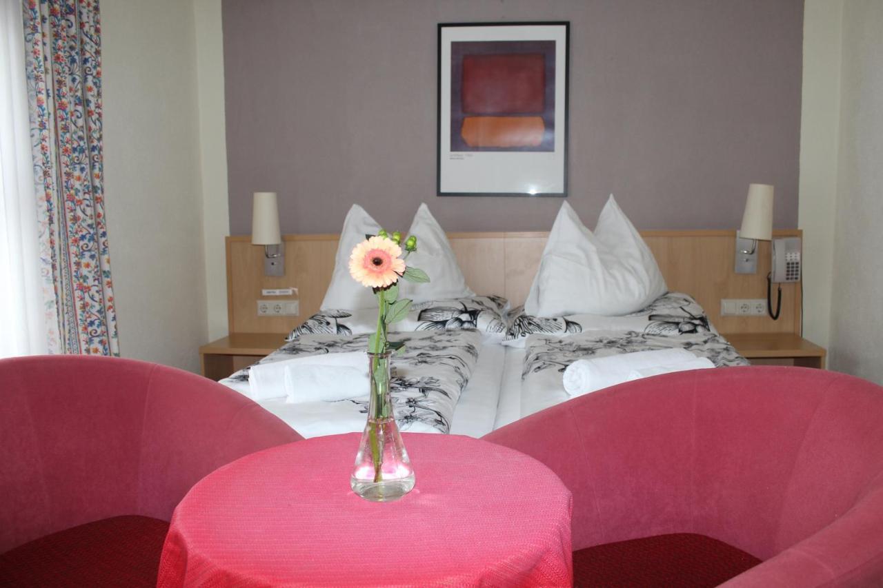 Hotel Alt Kirchheim Бад Клайнкирххайм Екстериор снимка