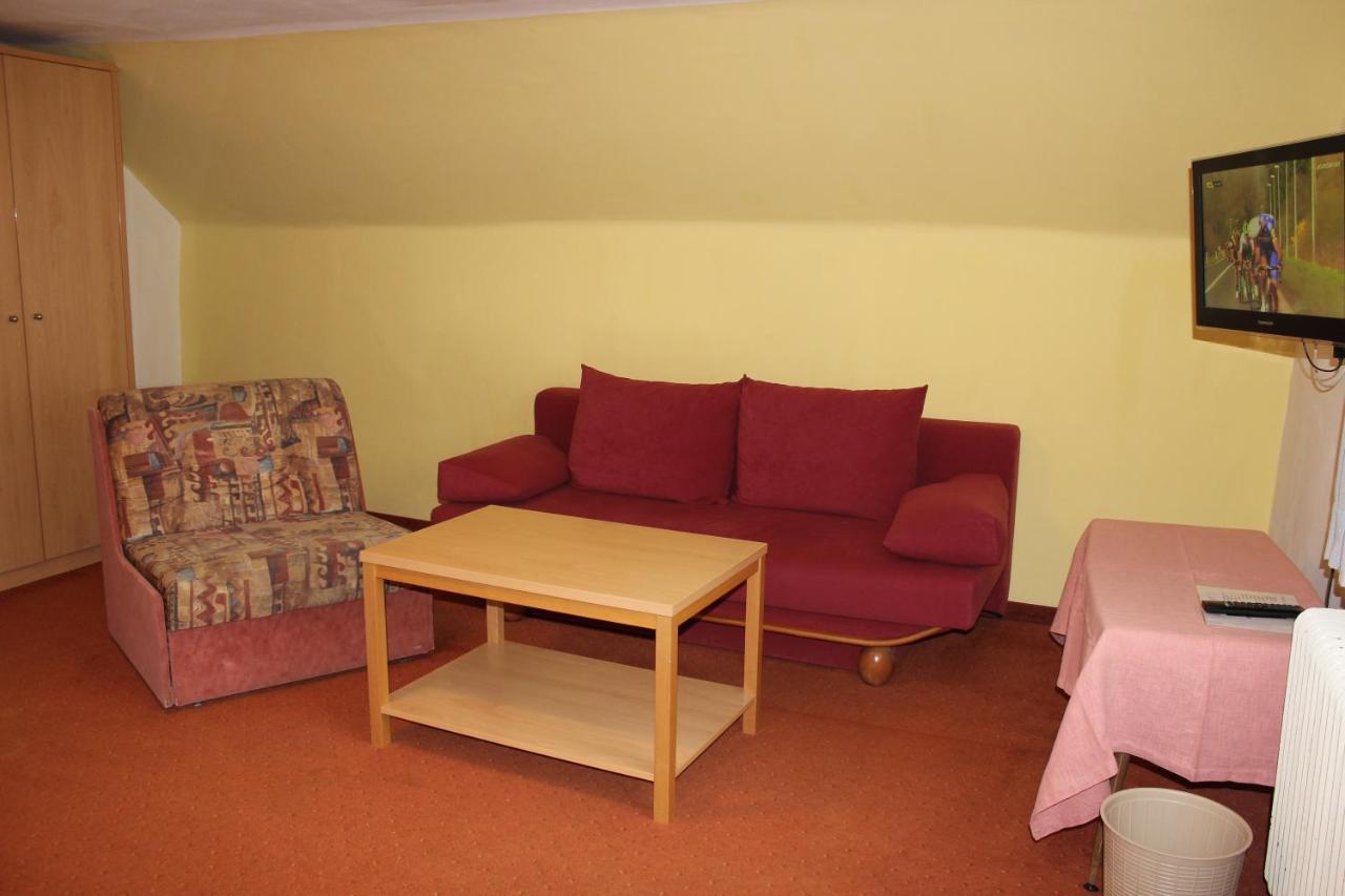 Hotel Alt Kirchheim Бад Клайнкирххайм Екстериор снимка