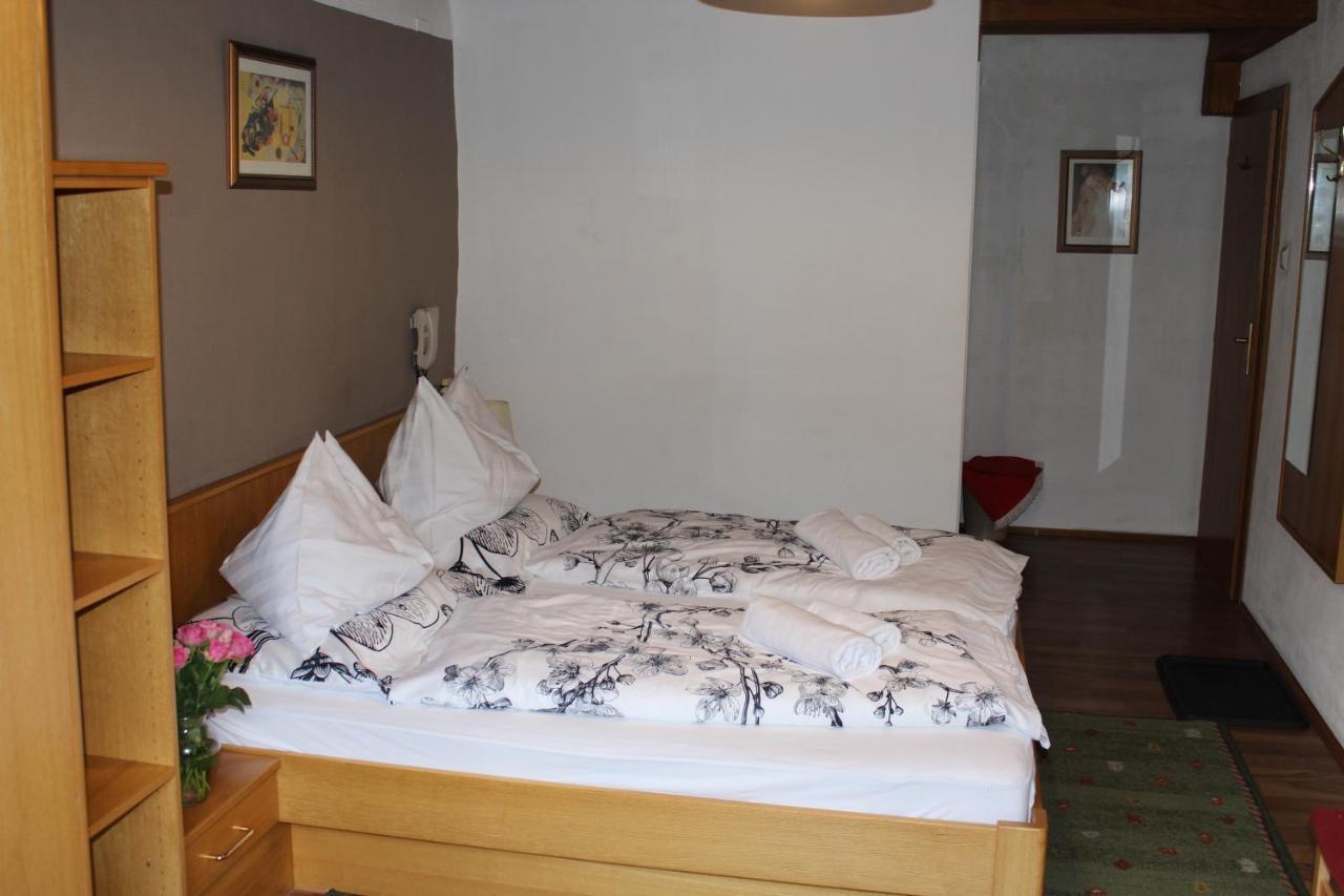 Hotel Alt Kirchheim Бад Клайнкирххайм Екстериор снимка